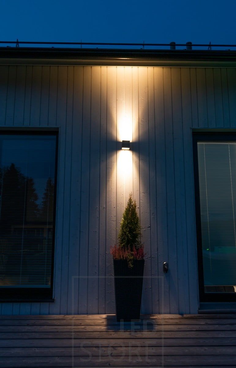 The CUBIC OUT 2 wall luminaire provides bi-directional lighting and is intended for outdoor use. The light has an atmospheric warm tone.